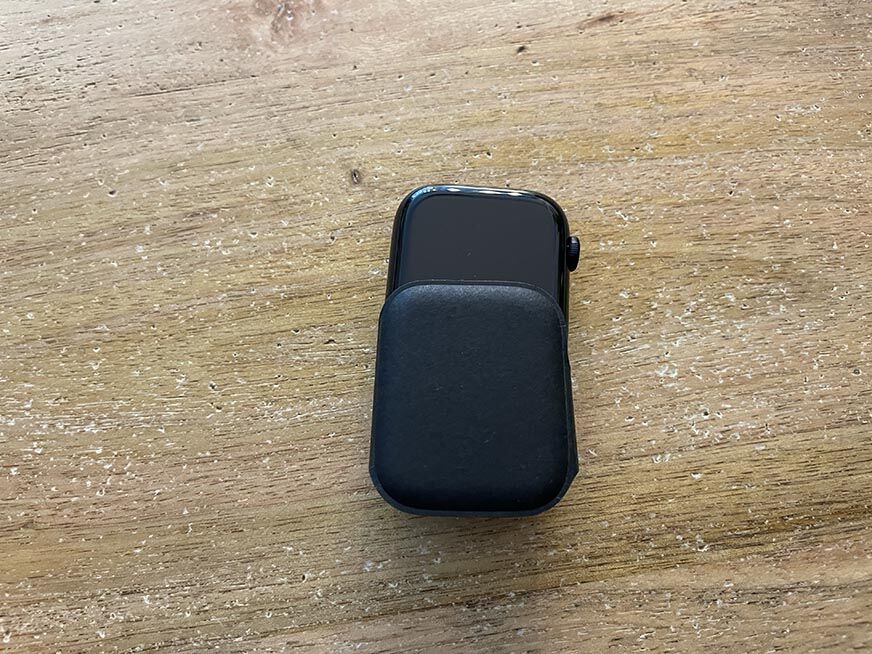 Man sieht die Apple Watch Series 7 in ihrem Case. 